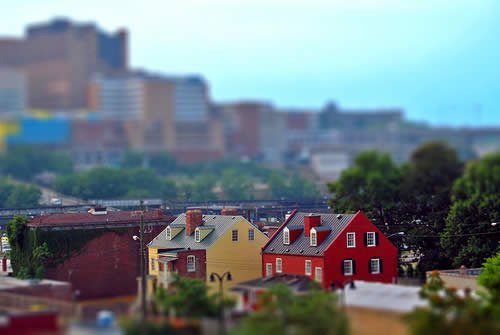 Transforme fotografias com pessoas e cenários reais em miniaturas Cidade de Richmond - Foto real com efeito Tilt Shift